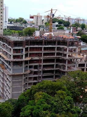 Salvador, Bahia / Brezilya - 18 Kasım 2020: işçiler Salvador şehrinde bir konut inşaatı üzerinde çalışıyorlar.
