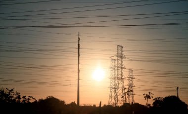 Camacari, Bahia / Brezilya - 27 Eylül 2020: Kule ve elektrik iletim hatları Camacari şehrinin alt istasyonunda birleştirilir..