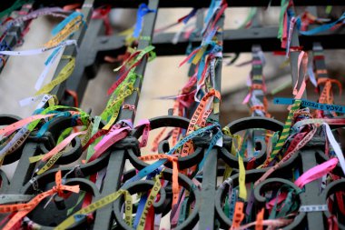 Salvador, Bahia - 23 Mayıs 2015: Sinyor do Bonfim 'in şeritleri Salvador Tarih Merkezi' nin Comercio mahallesindeki Nossa Senhora da Conceicao da Praia Kilisesi 'nin korkuluklarına bağlanırken görüldü.