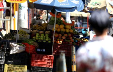 Salvador, Bahia / Brezilya - 9 Ağustos 2016: Salvador 'un Sao Cristovao mahallesindeki meyve tezgahı sokakta görüldü. 