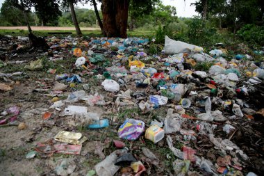 Mata de Sao Joao, Bahia / Brezilya - 4 Kasım 2020: Mata de Sao Joao şehrinde Amado Bahia bölgesinde düzensiz atık depolama alanı.