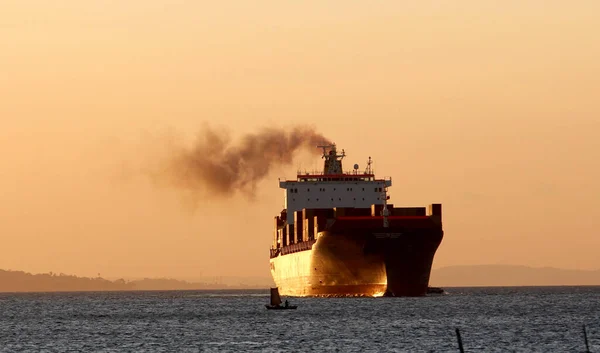 Salvador Bahia Brazil Oktober 2014 Lastfartyg Ses Vid Sidan Segelbåt — Stockfoto