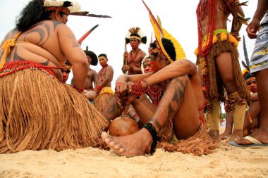 Santa Cruz Cabralia, Bahia / Brezilya - 19 Nisan 2009: Pataxo Kızılderilileri, Santa Cruz Cabralia 'daki Coroa Vermelha köyündeki yerel maçlarda tartışmalar sırasında görüldü..