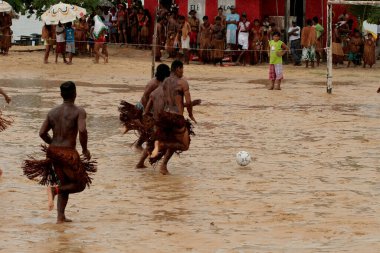 Santa Cruz Cabralia, Bahia / Brezilya - 20 Nisan 2009: Pataxo etnik kökenli Hintliler, Santa Cruz Cabralia 'daki Coroa Vermelha köyündeki yerel maçlarda görüldü..