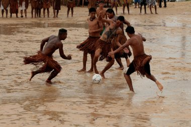 Santa Cruz Cabralia, Bahia / Brezilya - 20 Nisan 2009: Pataxo etnik kökenli Hintliler, Santa Cruz Cabralia 'daki Coroa Vermelha köyündeki yerel maçlarda görüldü..