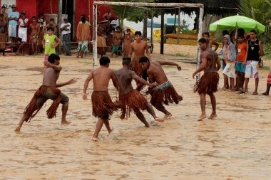 Santa Cruz Cabralia, Bahia / Brezilya - 20 Nisan 2009: Pataxo etnik kökenli Hintliler, Santa Cruz Cabralia 'daki Coroa Vermelha köyündeki yerel maçlarda görüldü..