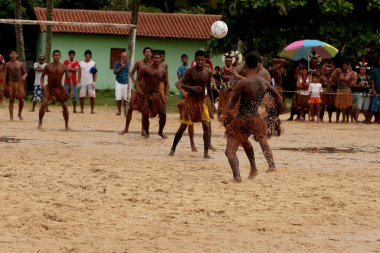 Santa Cruz Cabralia, Bahia / Brezilya - 20 Nisan 2009: Pataxo etnik kökenli Hintliler, Santa Cruz Cabralia 'daki Coroa Vermelha köyündeki yerel maçlarda görüldü..