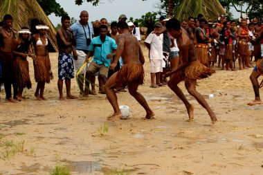 Santa Cruz Cabralia, Bahia / Brezilya - 20 Nisan 2009: Pataxo etnik kökenli Hintliler, Santa Cruz Cabralia 'daki Coroa Vermelha köyündeki yerel maçlarda görüldü..