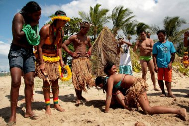 Santa Cruz Cabralia, Bahia / Brezilya - 21 Nisan 2009: Pataxo Kızılderilileri, Santa Cruz Cabralia 'daki Coroa Vermelha köyündeki yerel maçlarda tartışmalar sırasında görüldü..