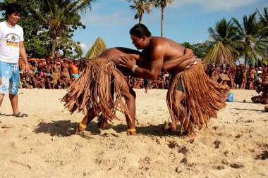 Santa Cruz Cabralia, Bahia / Brezilya - 21 Nisan 2009: Pataxo Kızılderilileri, Santa Cruz Cabralia 'daki Coroa Vermelha köyündeki yerel maçlarda tartışmalar sırasında görüldü..