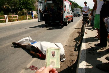 Porto seguro, Bahia / Brezilya - 19 Mart 2009: Bahia 'nın güneyindeki Porto Seguro şehrinde BR 367 karayolunda bir aracın çarpması sonucu bisikletçi hayatını kaybetti..