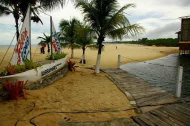 Porto seguro, Bahia / Brezilya - 20 Mart 2009: Güney Bahia 'da Porto Seguro şehrinin kıyısındaki sahil kulübesi.