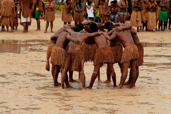 サンタ クルス カブラリア バヒア ブラジル 2009年4月20日 サンタ クルス カブラリア市のコロア ヴェルメラ村で行われた先住民の試合でパタクソ族のインディアンがサッカー試合中に見られる — ストック写真