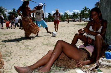 Santa Cruz Cabralia, Bahia / Brezilya - 19 Nisan 2008: Pataxo Kızılderilileri, Santa Cruz Cabralia 'daki Coroa Vermelha köyündeki yerel maçlarda tartışmalar sırasında görüldü..