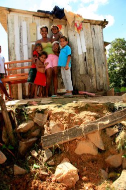 guaratinga, bahia, brezil- 7 Mayıs 2009: Güney Bahia 'da Guaratinga şehrinde ahşap bir kulübede yaşayan fakir bir aile..