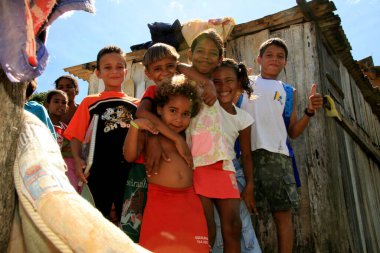 guaratinga, bahia, brezil- 7 Mayıs 2009: Güney Bahia 'da Guaratinga şehrinde ahşap bir kulübede yaşayan fakir bir aile..