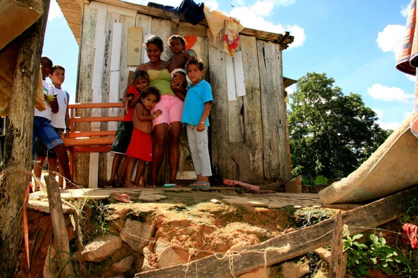 guaratinga, bahia, brezil- 7 Mayıs 2009: Güney Bahia 'da Guaratinga şehrinde ahşap bir kulübede yaşayan fakir bir aile..