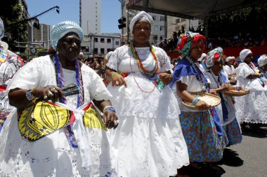 Salvador, Bahia, Brezilya - 10 Şubat 2013: Afro-blok üyeleri Salvador kentindeki karnaval sırasında Afrodomo geçidi sırasında görüldü.