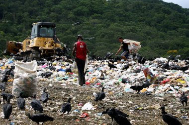 Iabuna, Bahia, Brezilya - 14 Şubat 2012: İnsanlar Güney Bahia 'daki Itabuna kentindeki hijyenik atık sahasında geri dönüşüm için çöp ararken görülüyor..