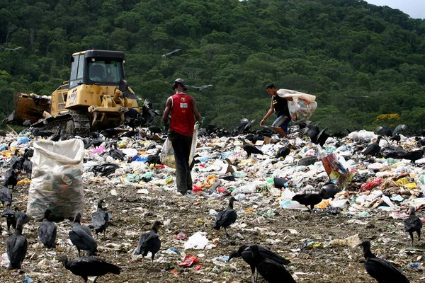 Itabuna Bahia Brazil February 2012 人们在巴伊亚州南部Itabuna市的卫生垃圾填埋场挖掘垃圾 寻找可循环利用的材料 — 图库照片