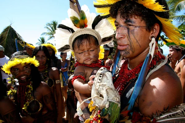 2009年4月19日 パタクソ族インディアンがサンタ クルス カブラリアのコロア ヴェルメラ村の先住民ゲームで紛争中に目撃された — ストック写真