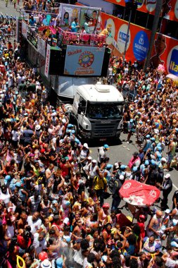 Salvador, Bahia / Brezilya - 10 Şubat 2013: Campo Grande mahallesinde Salvador şehrindeki karnaval sırasında trio eletrico görüldü..