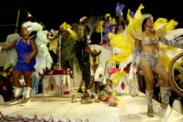 2012年2月20日ブラジル バイーア州イルホス サンバ学校のメンバーImperadores Sambaは 南バイーア州イルホス市のカーニバルでのパレード中に見られます — ストック写真