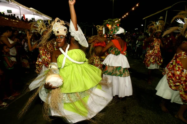 2012年2月21日ブラジル バイーア州イルホス アフリカゲレーロ ズールー地区のメンバーは 南バイーア州イルホス市のカーニバルでの公演中に見られる — ストック写真