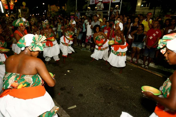 2012年2月21日ブラジル バイーア州イルホス アフリカゲレーロ ズールー地区のメンバーは 南バイーア州イルホス市のカーニバルでの公演中に見られる — ストック写真