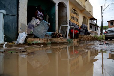 Santo Amaro, Bahia, Brezilya - 13 Nisan 2015: Santo Amaro şehrindeki Subae nehri sel baskınından ve yağmurdan dolayı sel basmış sokak