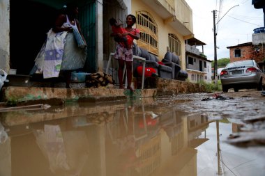 Santo Amaro, Bahia, Brezilya - 13 Nisan 2015: Santo Amaro şehrindeki Subae nehri sel baskınından ve yağmurdan dolayı sel basmış sokak