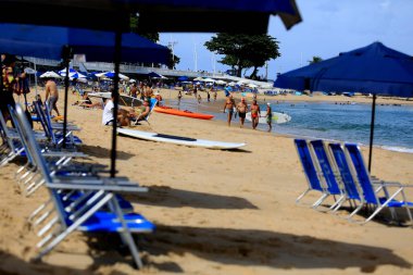 Salvador, Bahia, Brezilya - 25 Ekim 2014: Salvador şehrindeki Porto da Barra plajında insanlar görülmektedir. * * * Yerel altyazı * *