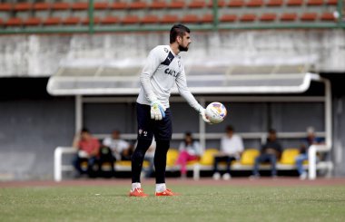 Salvador, Bahia, Brezilya - 3 Temmuz 2015: Fernando Miguel, Esporte Clube Vitoria 'nın kalecisi, Salvador' daki Estadio Roberto Santos Pituacu 'da antrenman yaparken