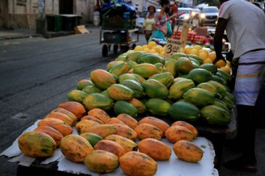 Salvador, Bahia, Brezilya 2 Aralık 2020: Salvador 'da bir sokak meyvesi pazarında satılık papaya formosa