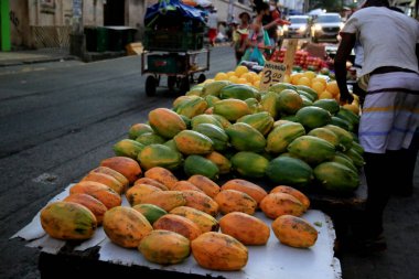 Salvador, Bahia, Brezilya 2 Aralık 2020: Salvador 'da bir sokak meyvesi pazarında satılık papaya formosa