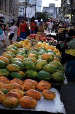 Salvador, Bahia, Brezilya 2 Aralık 2020: Salvador 'da bir sokak meyvesi pazarında satılık papaya formosa