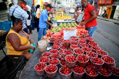 Salvador, Bahia, Brezilya 2 Aralık 2020: Salvador 'da bir sokak meyvesi pazarında satılık acerola meyvesi.