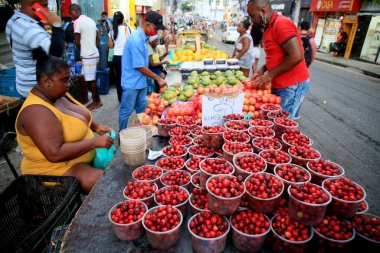 Salvador, Bahia, Brezilya 2 Aralık 2020: Salvador 'da bir sokak meyvesi pazarında satılık acerola meyvesi.