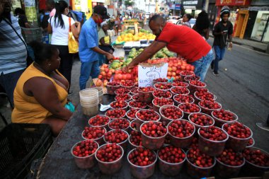 Salvador, Bahia, Brezilya 2 Aralık 2020: Salvador 'da bir sokak meyvesi pazarında satılık acerola meyvesi.