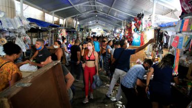 Salvador, Bahia / Brezilya - 2 Aralık 2020: Salvador 'da bir sokak alışveriş bölgesinde, Covid-19' a karşı koruma maskesi takan insanların hareketi. * * * Yerel altyazı * *