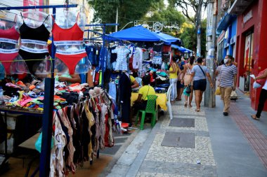 Salvador, Bahia / Brezilya - 2 Aralık 2020: Salvador 'da bir sokak alışveriş bölgesinde, Covid-19' a karşı koruma maskesi takan insanların hareketi. * * * Yerel altyazı * *