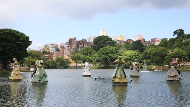 ブラジル バイーア州サラドール2020年12月4日 ブラジル サルバドール市のディーク トロロの水の中に 神聖な存在であるオルキサスの彫刻が見られます — ストック動画