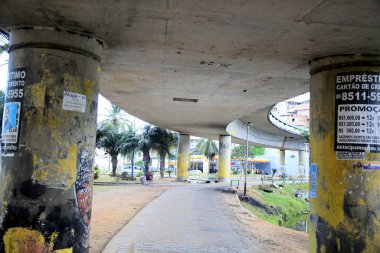 Salvador, Bahia Brezilya - 4 Aralık 2020: Salvador 'daki Dique de Tororo' daki Romulo Almeiado viyadüklerinin manzarası.