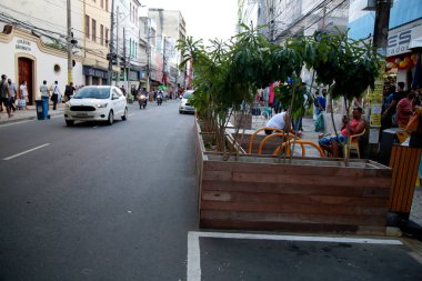 Salvador, Bahia / Brezilya - 2 Aralık 2020: Salvador şehir merkezinde banka, bahçeye ve asfalta sahip boş alan.