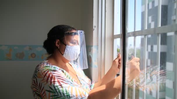 2020年12月6日ブラジル バヒア州サルバドル 女性がアクリル製のフェイスシールドを着用し サルバドール市のコロナウイルスから保護マスクを着用 — ストック動画