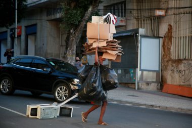 Salvador, Bahia, Brezilya - 2 Aralık 2020: Ev, Salvador şehrinde sokakta toplanan geri dönüşüm için malzeme taşır. * * * Yerel altyazı * *
