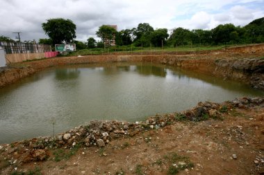 itabuna, bahia, brezil- 15 Şubat 2012: Güney Bahia 'da Itabuna şehrinde bir bina inşa etmek için kazılmış bir alanda yağmur suyu birikmesi görülmektedir. * * * Yerel altyazı * *