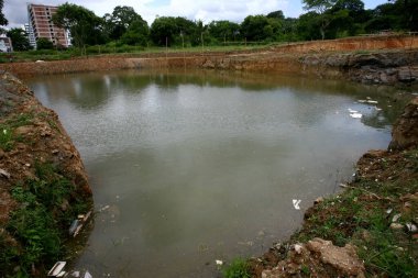 itabuna, bahia, brezil- 15 Şubat 2012: Güney Bahia 'da Itabuna şehrinde bir bina inşa etmek için kazılmış bir alanda yağmur suyu birikmesi görülmektedir. * * * Yerel altyazı * *