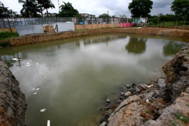 itabuna, bahia, brezil- 15 Şubat 2012: Güney Bahia 'da Itabuna şehrinde bir bina inşa etmek için kazılmış bir alanda yağmur suyu birikmesi görülmektedir. * * * Yerel altyazı * *