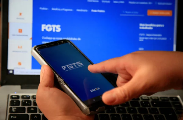 Salvador, Bahia, Brezilya - 8 Aralık 2020: cep telefonlu kişi Salvador şehrindeki Caixa Economica Federal web sitesinden FGTS sayfasına erişmeye çalışıyor.